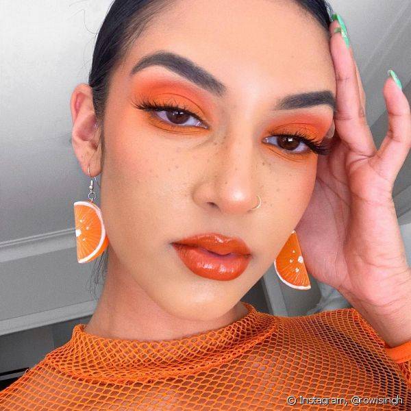 A maquiagem laranja monocrom?tica est? muito em alta (Foto: Instagram @rowisingh)